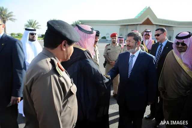 Egyptian President Mohamed Morsi shakes hands with Saudi officials before leaving Saudi Arabia from Jeddah Airport, 12 July 2012. Egyptian President Morsi arrived 11 July in Saudi Arabia on his first foreign trip in offi...