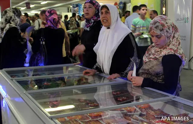 Palestinians participate in the opening of festival national products in the West Bank city of Nablus, on July, 14, 2012. Photo by Nedal Eshtayah