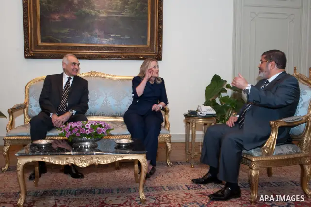 CAIRO, July 14, 2012 Egyptian President Mohamed Morsi (R) meets with visiting U.S. Secretary of State Hillary Clinton (C) at the presidential palace in Cairo, Egypt, July 14, 2012. (Xinhua/Li Muzi) (Credit Image: © Li Mu...