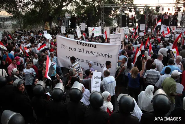 CAIRO, July 14, 2012 Egyptian demonstrators protest against the visit of U.S. Secretary of State Hillary Clinton outside the presidential palace in Cairo on July 14, 2012. (Xinhua/Amru Salahuddien) (Credit Image: © Amru...