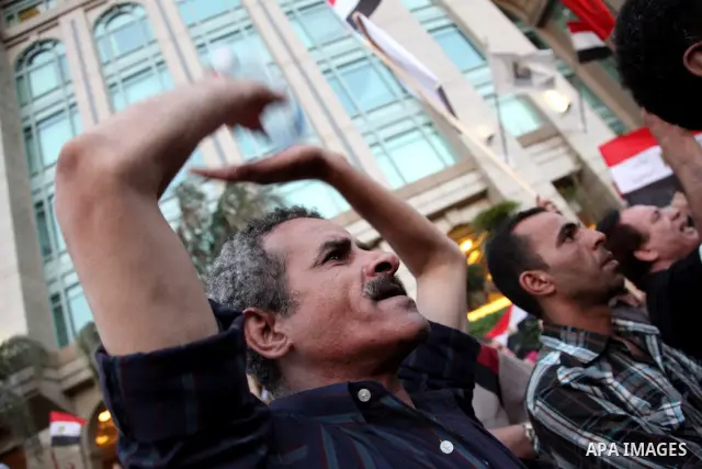 CAIRO, July 14, 2012 Egyptian demonstrators protest against the visit of U.S. Secretary of State Hillary Clinton outside the presidential palace in Cairo on July 14, 2012. (Xinhua/Amru Salahuddien) (Credit Image: © Amru...