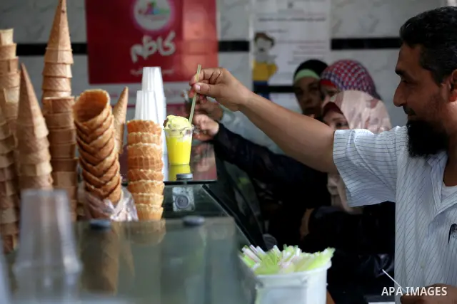 Palestinians buy ice-cream during hot weather in Gaza city, July 16, 2012. The temperature of the Gaza strip reaches more than 33 degrees Celsius and 61% humidity, Gazans escape to the beach and out from their homes duri...