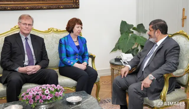 Egyptian President Mohamed Morsi (R) speaks with European Union High Representative for Foreign Affairs Catherine Ashton during their meeting at the presidential palace, in Cairo, Egypt, 19 July 2012. Ashton is also due...