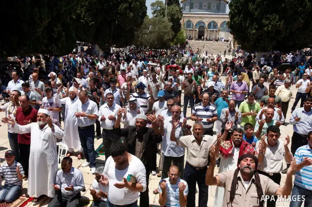Palestinian worshippers pray outside al-Aqsa mosque in Jerusalem's Old City on the first Friday of the holy month of Ramadan July 20, 2012. Israeli police said that Palestinian males over the age of 40 would be freely pe...