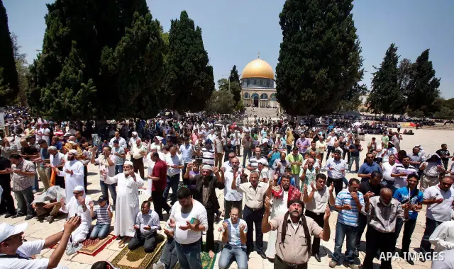Palestinian worshippers pray outside al-Aqsa mosque in Jerusalem's Old City on the first Friday of the holy month of Ramadan July 20, 2012. Israeli police said that Palestinian males over the age of 40 would be freely pe...