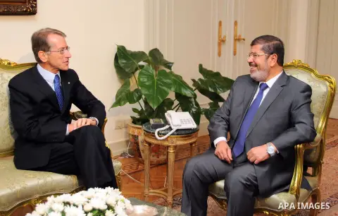 Egyptian President Mohamed Morsi (R) meets with Italian Foreign Affairs Minister Giulio Terzi (L) at the presidential palace, in Cairo, Egypt, 26 July 2012. Terzi is visiting Egypt for talks on the democratic transition...