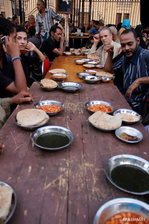 Egyptian people getting ready for break their fast at the dinner table, in Cairo on 26 July 2012. Egyptians prepare to have an break their fast meal during fasting holy month of Ramadan, which is the Muslim month of fast...