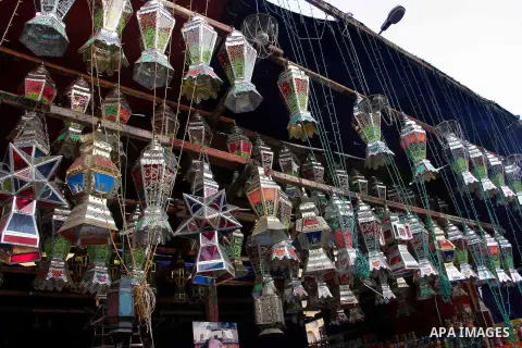 Egyptians hangs Ramadan lanterns (or Fanoos Ramadan) that are displayed for sale at a shop during the Muslim fasting month of Ramadan, in Cairo July 26, 2012. Photo by Amr Mostafa