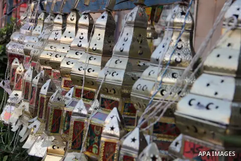 Egyptians hangs Ramadan lanterns (or Fanoos Ramadan) that are displayed for sale at a shop during the Muslim fasting month of Ramadan, in Cairo July 26, 2012. Photo by Amr Mostafa