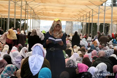 Palestinian worshippers pray outside al-Aqsa mosque in Jerusalem's Old City on the Second Friday of the holy month of Ramadan July 27, 2012. Israeli police said that Palestinian over the age of 40 would be freely permitt...