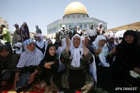 Palestinian worshippers pray outside al-Aqsa mosque in Jerusalem's Old City on the Second Friday of the holy month of Ramadan July 27, 2012. Israeli police said that Palestinian over the age of 40 would be freely permitt...