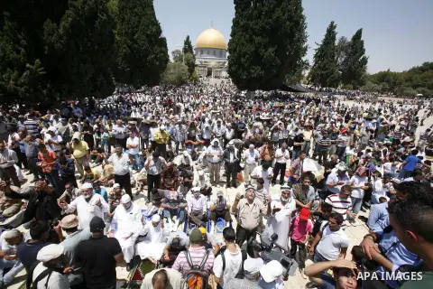 Palestinian worshippers pray outside al-Aqsa mosque in Jerusalem's Old City on the Second Friday of the holy month of Ramadan July 27, 2012. Israeli police said that Palestinian over the age of 40 would be freely permitt...