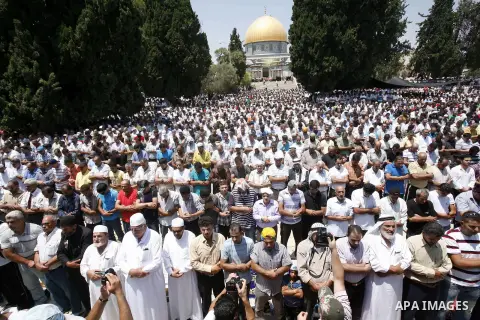 Palestinian worshippers pray outside al-Aqsa mosque in Jerusalem's Old City on the Second Friday of the holy month of Ramadan July 27, 2012. Israeli police said that Palestinian over the age of 40 would be freely permitt...