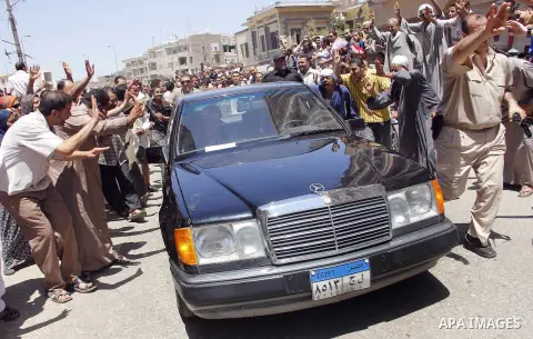 Egypt's President Mohamed Mursi (not pictured) gather outside a mosque where Mursi will be taking part in Friday prayers during the Islamic holy month of Ramadan in Fayoum, about 100 km (60 miles) southeast of Cairo, Jul...