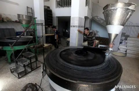 Palestinians make Konafa in Gaza city on 28 July 2012. Palestinians gets ready for break their fast "Eftar" after long hours of fasting. Bakers make Konafa and traditional pastry known as ''Qatayef'' which is consumed du...