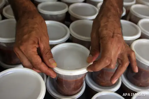 A Palestinian volunteer delivers food for indigent Muslims during the fasting month of Ramadan in In the West Bank, Al-Amari refugee camp near Ramallah July 29, 2012. During Ramadan eating, drinking, sex and smoking is b...