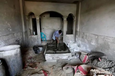 A Palestinian laborer works in flooring during the holy month of Ramadan, in Deir al-Balah in central Gaza Strip on 02 August 2012. During Ramadan, eating, drinking, sex and smoking is banned and restaurants are forbidde...