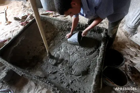 A Palestinian laborer works in flooring during the holy month of Ramadan, in Deir al-Balah in central Gaza Strip on 02 August 2012. During Ramadan, eating, drinking, sex and smoking is banned and restaurants are forbidde...