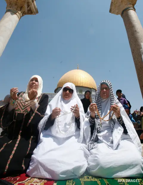 Palestinian worshipers pray outside the Dome of the Rock at the al-Aqsa mosque compound in Jerusalem during the third Friday prayers of the Muslim holy month of Ramadan on 03 August 2012. Muslims fasting in the month of...