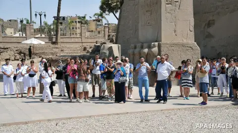 Egyptian President Mohamed Morsi speaks with a group of foreign tourists during his visit to Luxor, Upper Egypt, 03 August 2012. Morsi on 03 August visited Luxor and Karnak temples in Luxor, one day after he swore in a n...