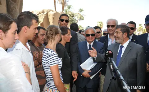 Egyptian President Mohamed Morsi speaks with a group of foreign tourists during his visit to Luxor, Upper Egypt, 03 August 2012. Morsi on 03 August visited Luxor and Karnak temples in Luxor, one day after he swore in a n...