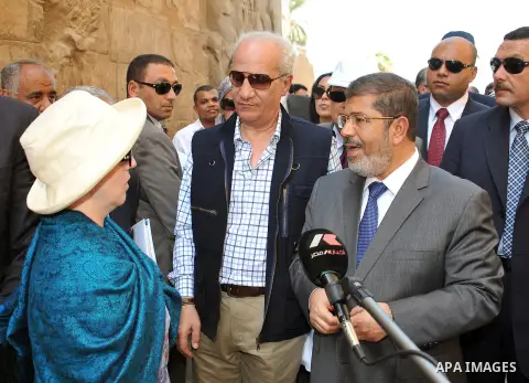 Egyptian President Mohamed Morsi speaks with a group of foreign tourists during his visit to Luxor, Upper Egypt, 03 August 2012. Morsi on 03 August visited Luxor and Karnak temples in Luxor, one day after he swore in a n...