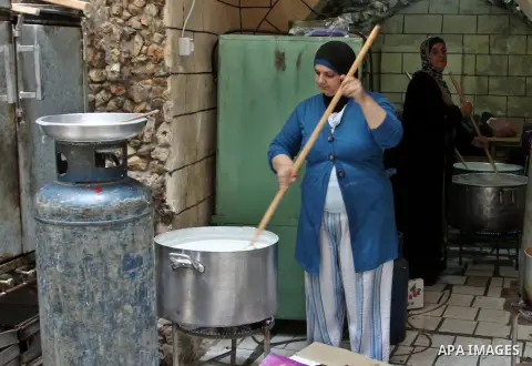 Palestinians prepare meals for distribution to poor families during Ramadan at a charity kitchen in the West Bank city of Nablus 07 August 2012. Muslims from all over the world are observing the holy month of Ramadan whi...