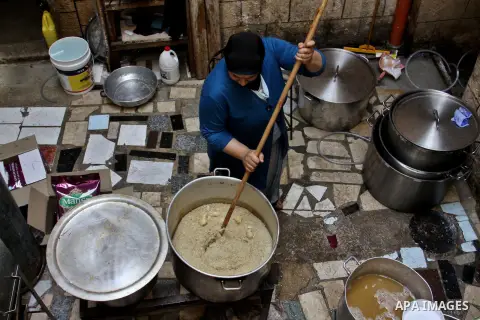 Palestinians prepare meals for distribution to poor families during Ramadan at a charity kitchen in the West Bank city of Nablus 07 August 2012. Muslims from all over the world are observing the holy month of Ramadan whi...