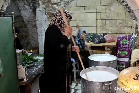 Palestinians prepare meals for distribution to poor families during Ramadan at a charity kitchen in the West Bank city of Nablus 07 August 2012. Muslims from all over the world are observing the holy month of Ramadan whi...