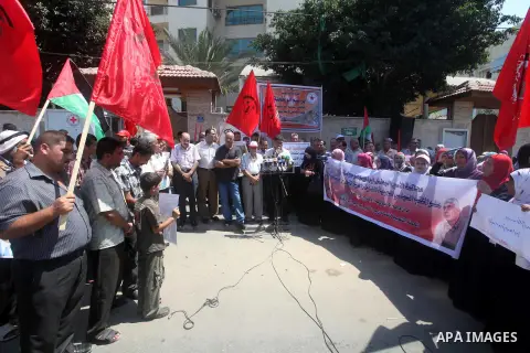 Palestinians participate a protest to calling the release of Palestinian prisoner Ibrahim Abu Hijleh from Israeli jailed, in front of the Red Cross in Gaza city, on Aug. 09, 2012. Photo by Majdi Fathi