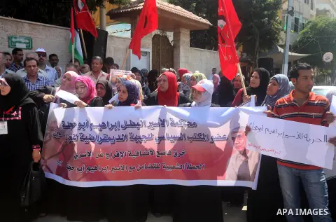 Palestinians participate a protest to calling the release of Palestinian prisoner Ibrahim Abu Hijleh from Israeli jailed, in front of the Red Cross in Gaza city, on Aug. 09, 2012. Photo by Majdi Fathi