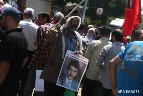 Palestinians participate a protest to calling the release of Palestinian prisoner Ibrahim Abu Hijleh from Israeli jailed, in front of the Red Cross in Gaza city, on Aug. 09, 2012. Photo by Majdi Fathi