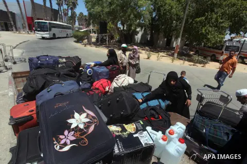 Palestinians transport their baggage into the southern Gaza Strip at the Rafah border crossing August 10, 2012. Egyptian military forces have captured six "terrorists" in the Sinai region after an attack on a police stat...
