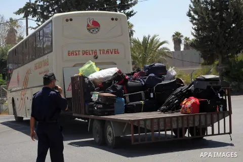 Egyptian policemen (back) and Palestinian soldier (front) stand guard at Rafah border crossing between Egypt and southern Gaza Strip August 10, 2012. Egyptian military forces have captured six "terrorists" in the Sinai r...