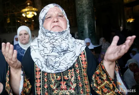 A Palestinian Muslim woman prays outside the Dome of the Rock mosque situated in the al-Aqsa mosque compound, Islam's third most holy site, on August 10, 2011 in old city of Jerusalem, on a Friday during the Muslim holy...