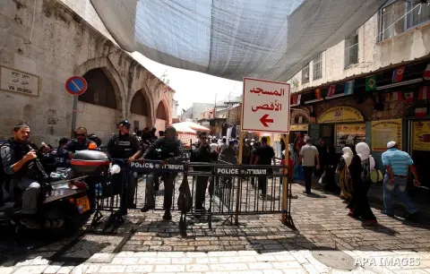 Israeli border policemen stand guard in front of the al-Aqsa mosque compound, Islam's third holiest site, on August 17, 2012, in the old city of Jerusalem, on the last Friday of the Muslim holy fasting month of Ramadan....