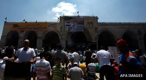 Palestinian Muslim worshippers pray outside the Dome of the Rock at al-Aqsa mosque compound, Islam's third holiest site, on August 17, 2012, in the old city of Jerusalem, on the last Friday of the Muslim holy fasting mon...