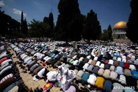 Palestinian Muslim worshippers pray outside the Dome of the Rock at al-Aqsa mosque compound, Islam's third holiest site, on August 17, 2012, in the old city of Jerusalem, on the last Friday of the Muslim holy fasting mon...