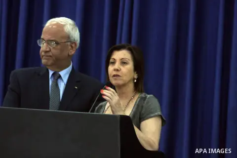 Zahava Gal-On (R), head of the Israeli left-wing Meretz party, with Saeb Erekat, Chief Palestinian negotiator, as they make statements in the Palestinian Authority's headquarters in the West Bank town of Ramallah, 26 Aug...