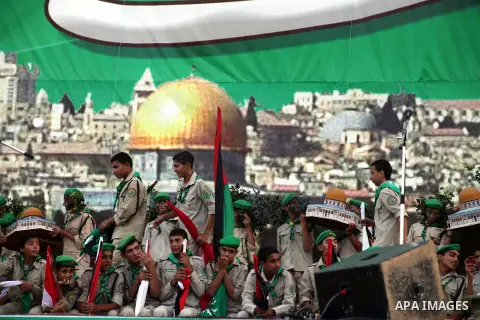 Palestinian boy scouts hold Islamic countries flags during a festival entitled "Jerusalem in our eyes"organized by Hamas movement, marking the 43rd anniversary of burning down al-Aqsa mosque in Gaza city on 30 Aug 2012....
