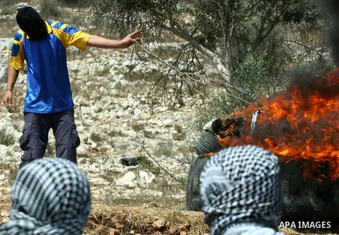 Palestinian protesters throw stones towards Israeli soldiers during clashes against the expropriation of Palestinian land by Israel in the village of Kafr Qaddum, near the West Bank city of Nablus on August 31, 2012. Pho...