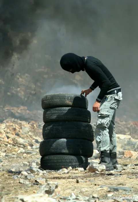 Palestinian protesters throw stones towards Israeli soldiers during clashes against the expropriation of Palestinian land by Israel in the village of Kafr Qaddum, near the West Bank city of Nablus on August 31, 2012. Pho...