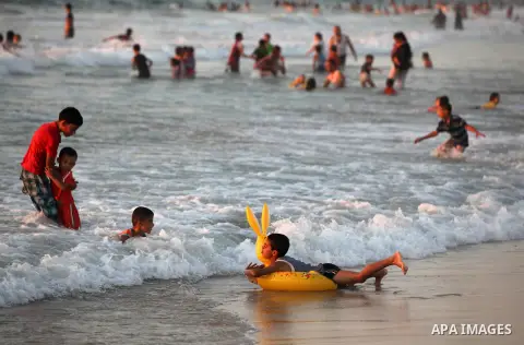Palestinians enjoy a day at the beach during the last Friday holiday before the beginning of new school year in Gaza city, Aug 31, 2012. Next Sunday is the First day for the new school year according to Palestinian Minis...