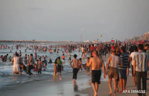 Palestinians enjoy a day at the beach during the last Friday holiday before the beginning of new school year in Gaza city, Aug 31, 2012. Next Sunday is the First day for the new school year according to Palestinian Minis...