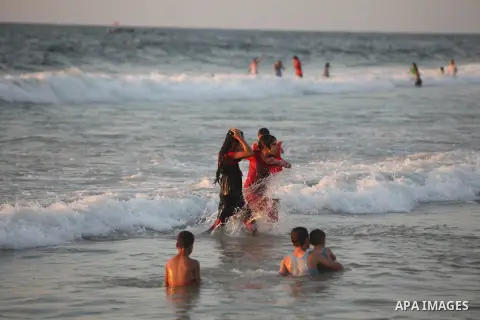 Palestinians enjoy a day at the beach during the last Friday holiday before the beginning of new school year in Gaza city, Aug 31, 2012. Next Sunday is the First day for the new school year according to Palestinian Minis...