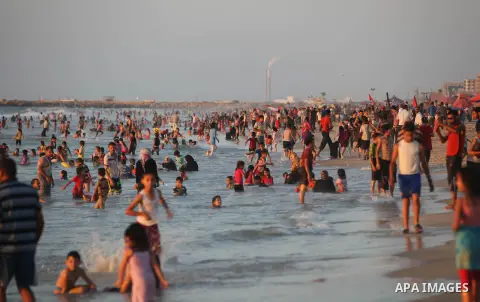 Palestinians enjoy a day at the beach during the last Friday holiday before the beginning of new school year in Gaza city, Aug 31, 2012. Next Sunday is the First day for the new school year according to Palestinian Minis...