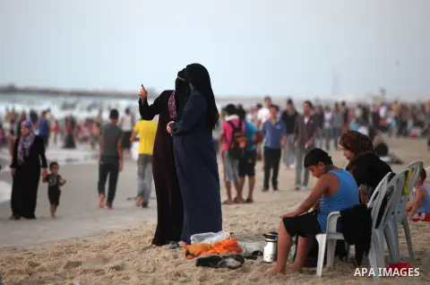 Palestinians enjoy a day at the beach during the last Friday holiday before the beginning of new school year in Gaza city, Aug 31, 2012. Next Sunday is the First day for the new school year according to Palestinian Minis...