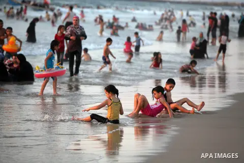 Palestinians enjoy a day at the beach during the last Friday holiday before the beginning of new school year in Gaza city, Aug 31, 2012. Next Sunday is the First day for the new school year according to Palestinian Minis...