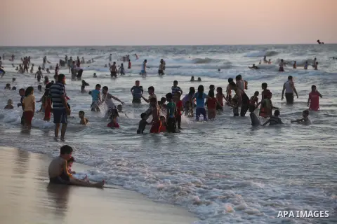 Palestinians enjoy a day at the beach during the last Friday holiday before the beginning of new school year in Gaza city, Aug 31, 2012. Next Sunday is the First day for the new school year according to Palestinian Minis...