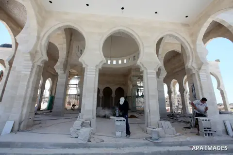 Palestinian workers work in building a Mosque Gaza City on Sep. 01, 2012. Photo by Majdi Fathi